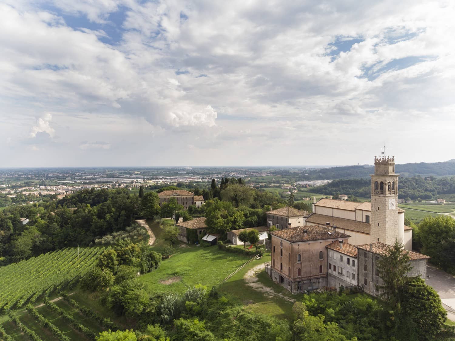 Collalbrigo e i vigneti della DOCG Conegliano Valdobbiadene visti dall'alto